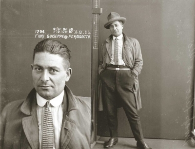 Атмосферные полицейские фото преступников 1920-ых годов, позирующих как суперзвёзды.